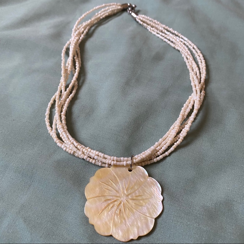 Mother pearl flower necklace